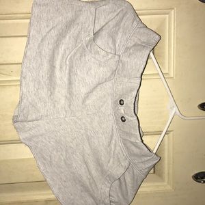 grey shorts